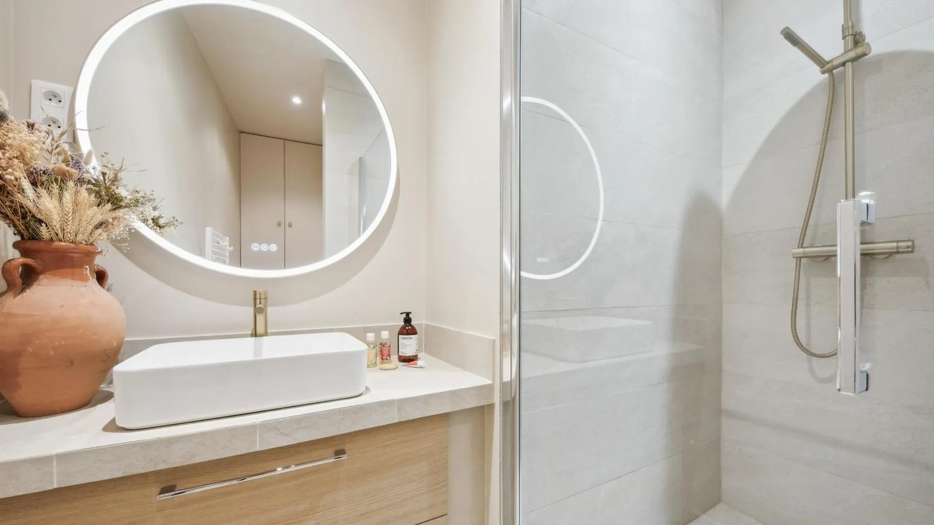 Charming And Cosy Apartment In Paris Center Franciaország